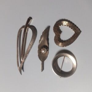 Lot of 4 costume jewelry pins. 3 unbranded, 1 sarah Coventry.